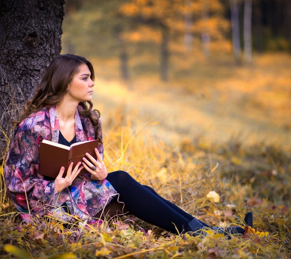 Обои дерево, девушка, осень, книга, задумчивость, tree, girl, autumn, book, reverie разрешение 2000x1335 Загрузить