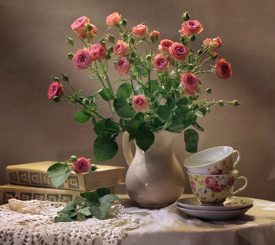 Обои цветы, розы, книги, букет, салфетка, чашки, натюрморт, flowers, roses, books, bouquet, napkin, cup, still life разрешение 1920x1273 Загрузить