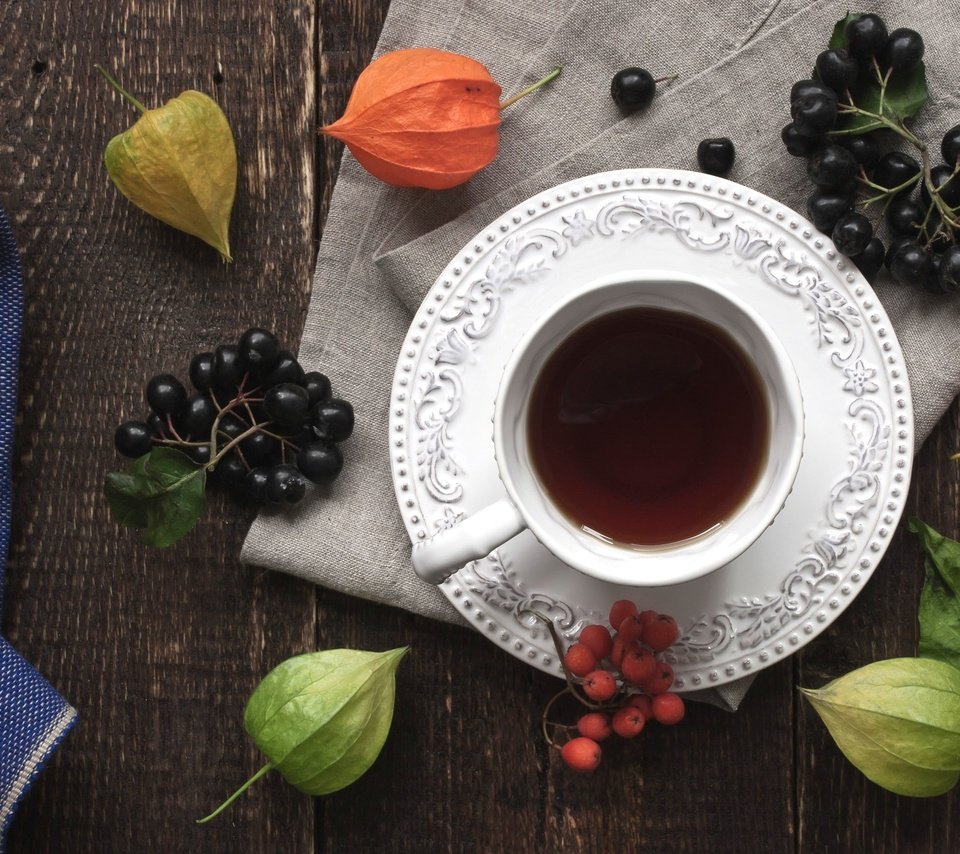 Обои напиток, ягоды, чашка, чай, физалис, рябина, арония, drink, berries, cup, tea, physalis, rowan, aronia разрешение 2048x1365 Загрузить