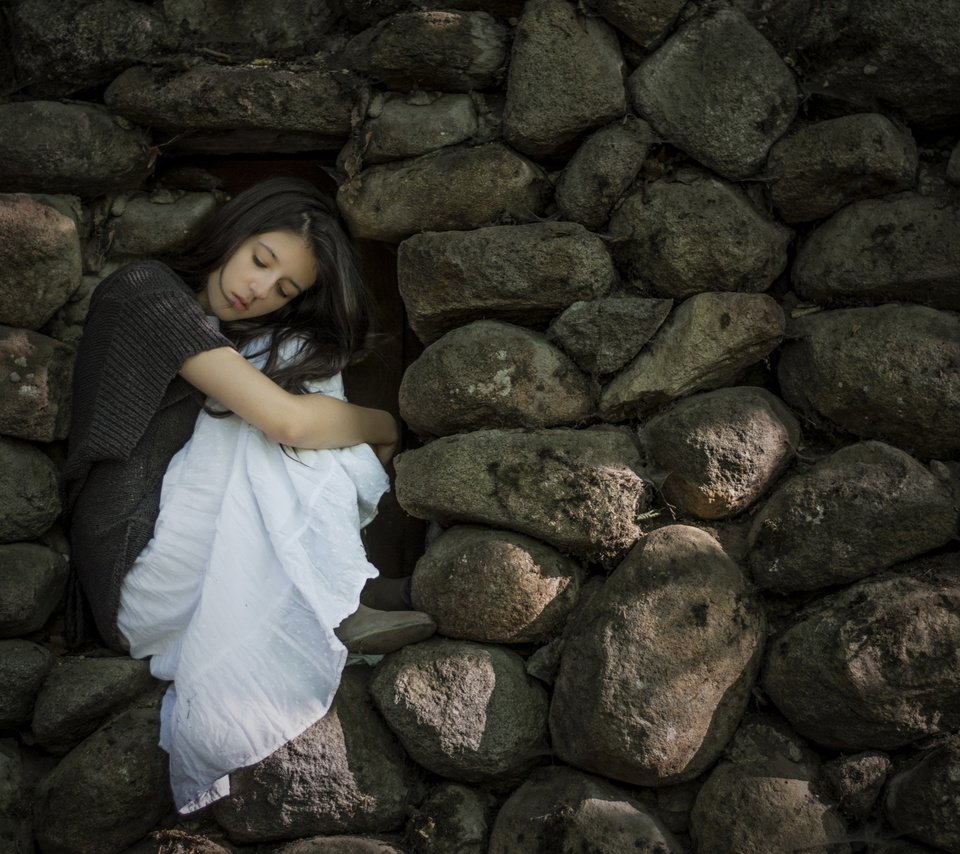 Обои камни, девушка, настроение, фон, поза, стена, закрытые глаза, stones, girl, mood, background, pose, wall, closed eyes разрешение 2560x1600 Загрузить