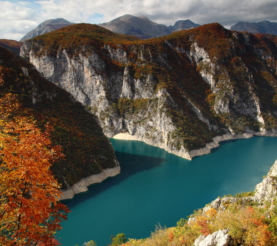 Обои горы, осень, черногория, пивское озеро, mountains, autumn, montenegro, the piva lake разрешение 2880x1854 Загрузить