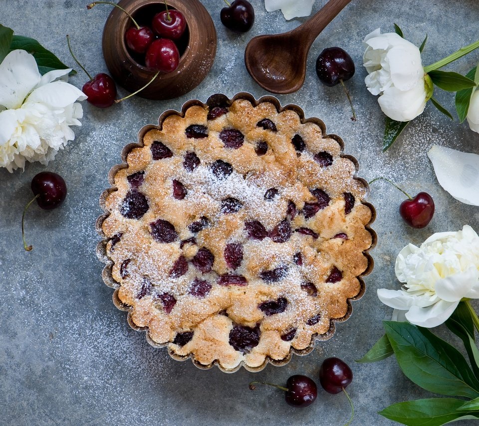 Обои вишня, сладкое, выпечка, пирог, пионы, cherry, sweet, cakes, pie, peonies разрешение 2560x1766 Загрузить