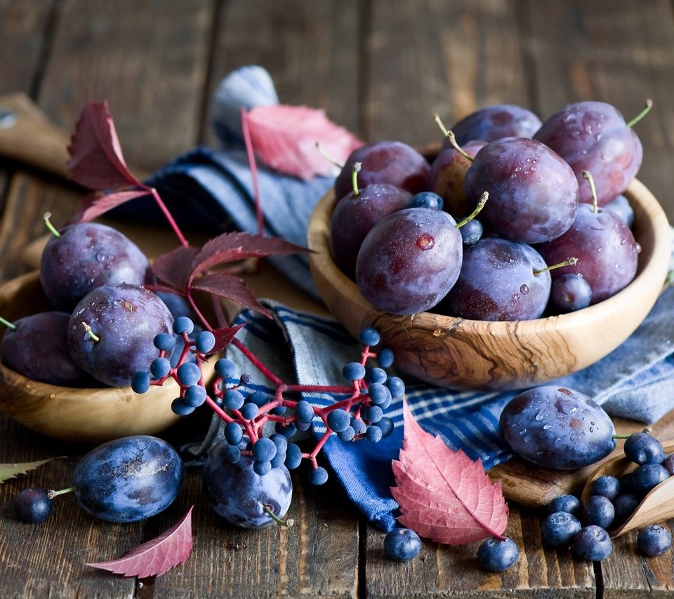 Обои фрукты, стол, ягоды, черника, натюрморт, миска, слива, fruit, table, berries, blueberries, still life, bowl, drain разрешение 2000x1331 Загрузить