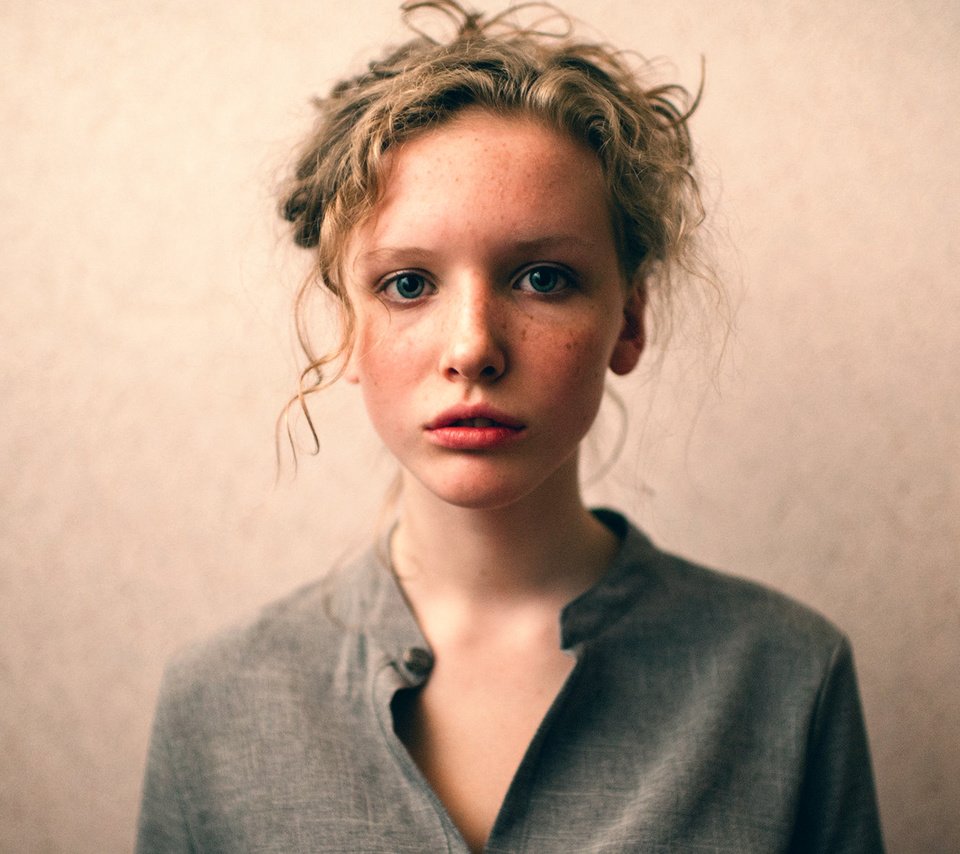 Обои девушка, фон, портрет, губки, веснушки, боке, girl, background, portrait, sponge, freckles, bokeh разрешение 1920x1347 Загрузить