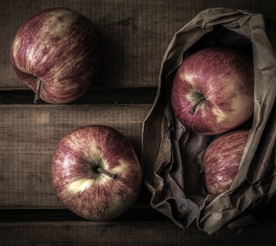 Обои фрукты, яблоки, бумага, доски, пакет, натюрморт, fruit, apples, paper, board, package, still life разрешение 2880x1620 Загрузить