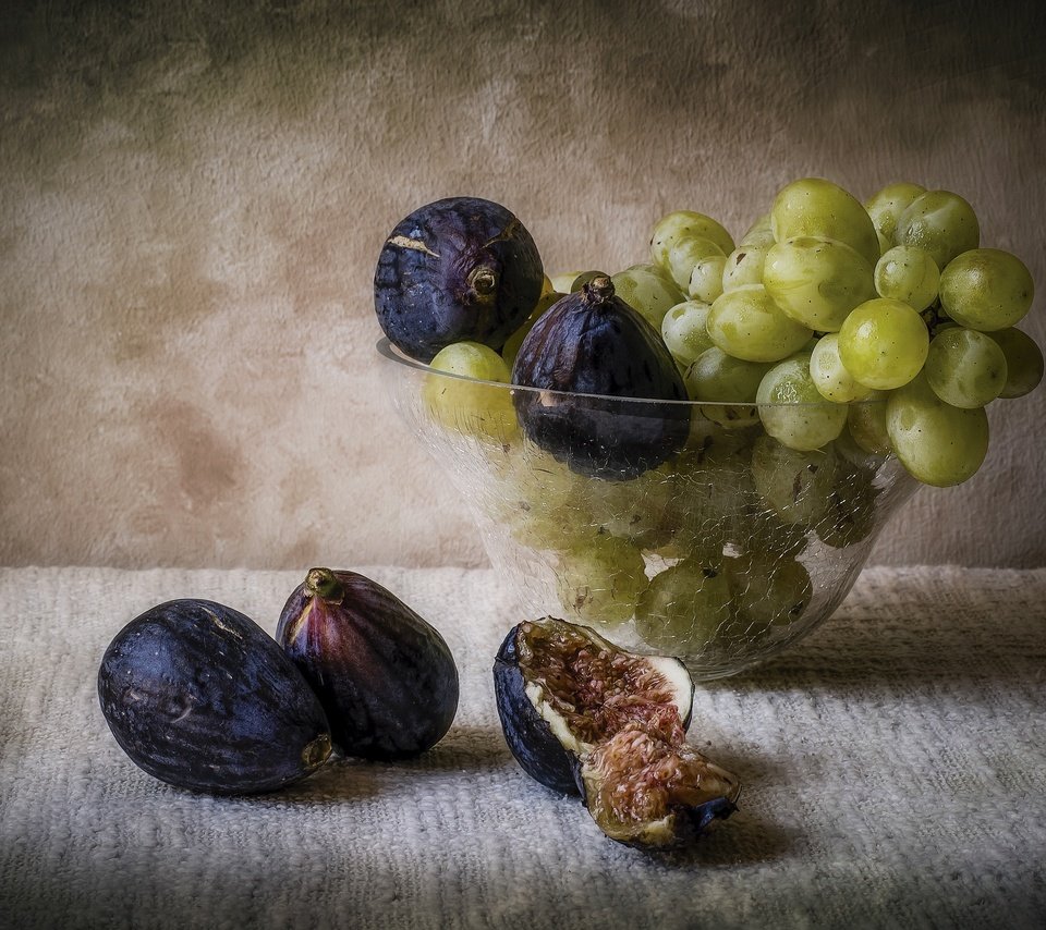 Обои виноград, фрукты, ваза, натюрморт, инжир, grapes, fruit, vase, still life, figs разрешение 2880x1920 Загрузить