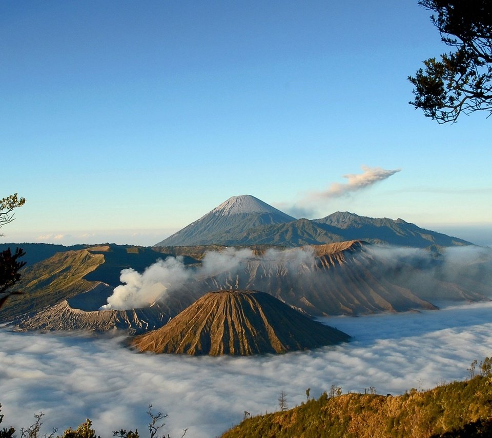 Обои небо, облака, горы, туман, высота, вулканы, кратеры, the sky, clouds, mountains, fog, height, volcanoes, craters разрешение 1920x1080 Загрузить