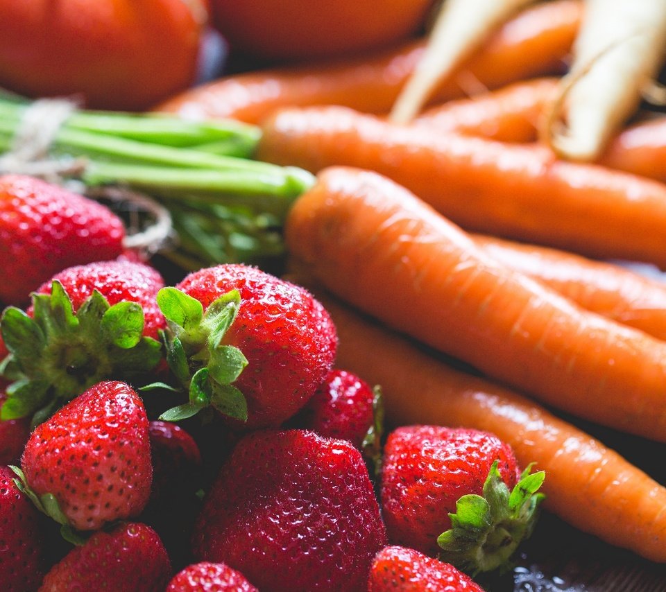 Обои клубника, ягоды, овощи, морковь, strawberry, berries, vegetables, carrots разрешение 2880x1920 Загрузить