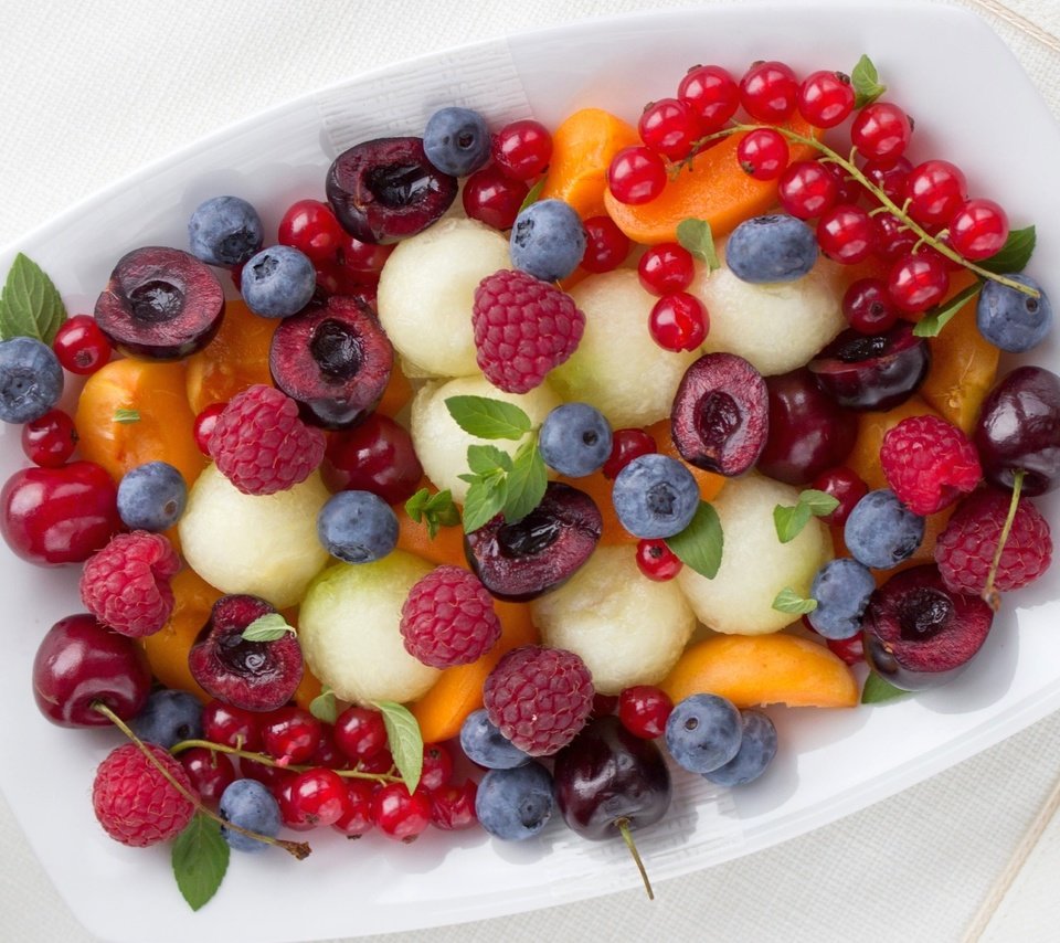 Обои малина, фрукты, черешня, абрикос, ягоды, смородина, голубика, raspberry, fruit, cherry, apricot, berries, currants, blueberries разрешение 2000x1479 Загрузить