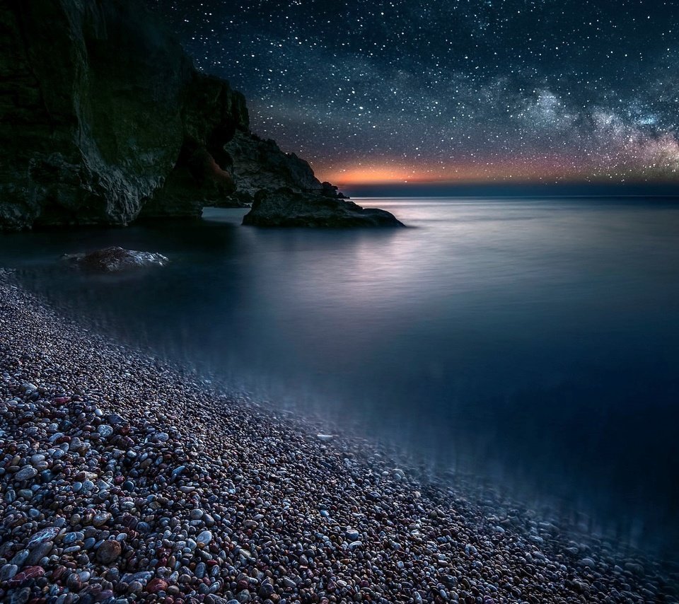 Обои небо, ночь, скалы, камни, море, звезды, пляж, the sky, night, rocks, stones, sea, stars, beach разрешение 1920x1200 Загрузить