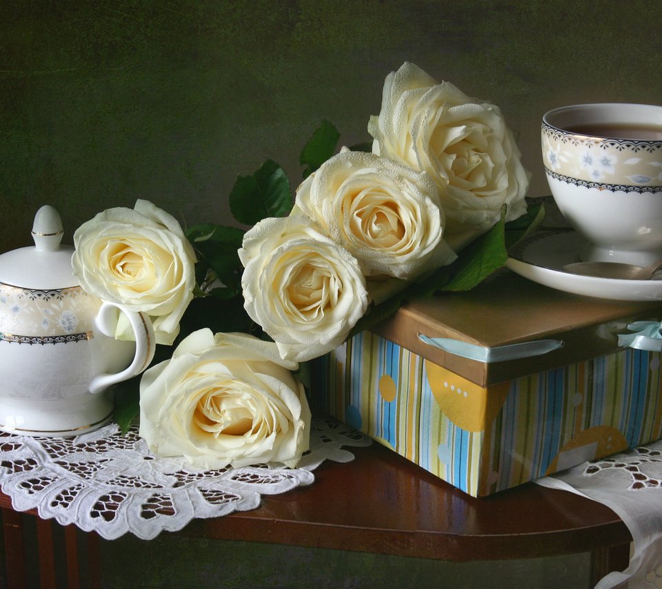 Обои розы, чашка, чай, салфетка, коробка, натюрморт, сахарница, roses, cup, tea, napkin, box, still life, sugar bowl разрешение 1920x1198 Загрузить