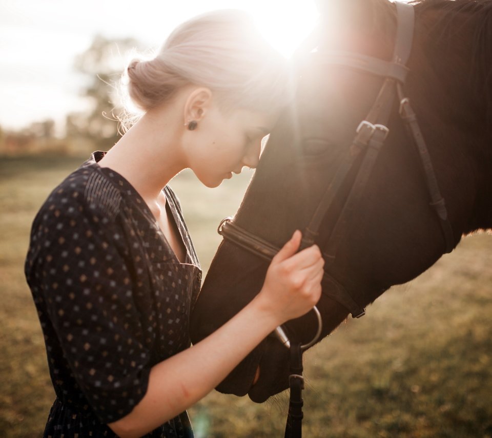 Обои лошадь, природа, девушка, настроение, профиль, конь, закрытые глаза, horse, nature, girl, mood, profile, closed eyes разрешение 5616x3744 Загрузить