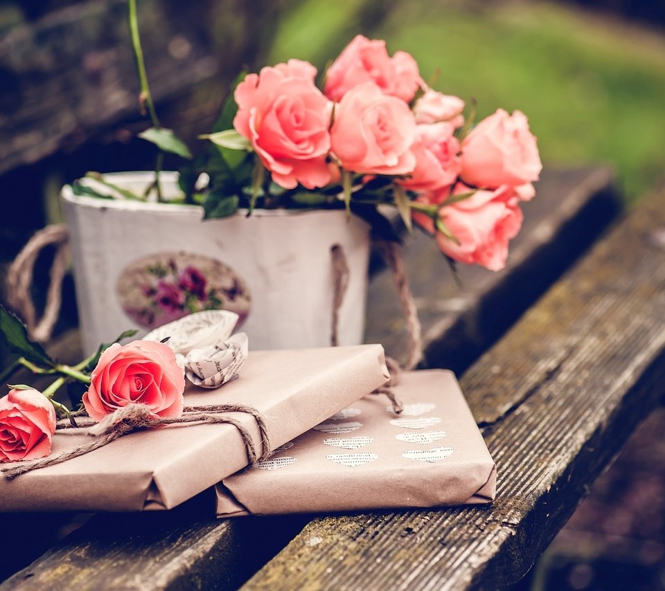 Обои розы, скамейка, букет, подарок, roses, bench, bouquet, gift разрешение 2600x1730 Загрузить