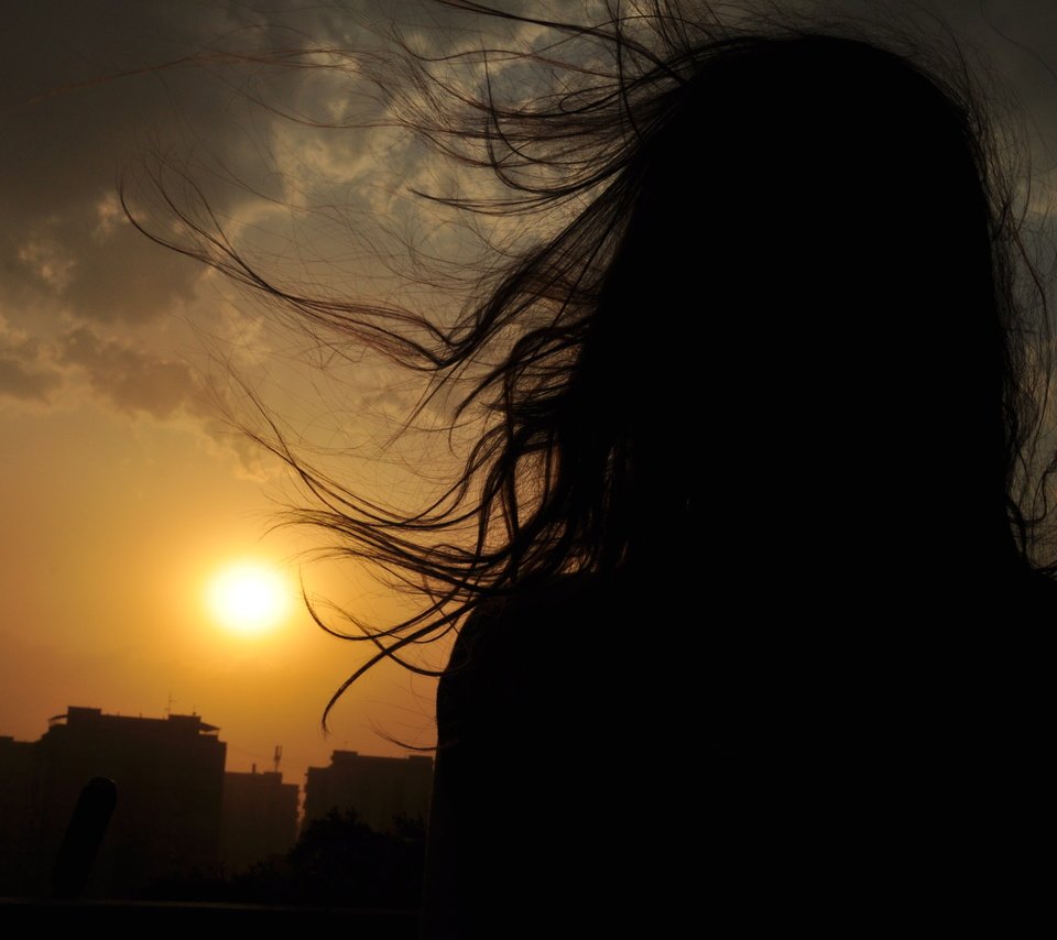 Обои небо, закат, девушка, пейзаж, волосы, ветер, the sky, sunset, girl, landscape, hair, the wind разрешение 4288x2848 Загрузить