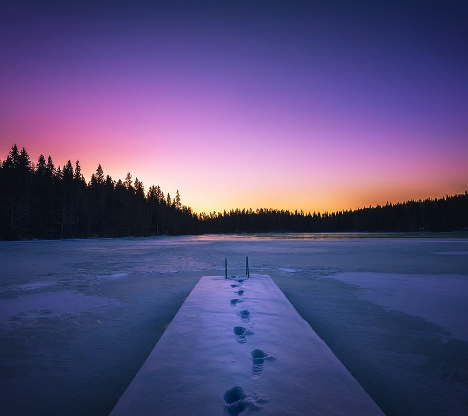 Обои небо, озеро, снег, закат, мост, следы, the sky, lake, snow, sunset, bridge, traces разрешение 2048x1334 Загрузить