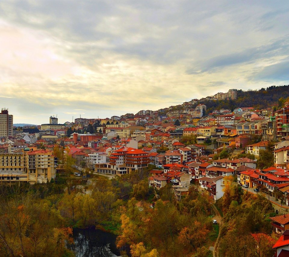 Обои панорама, осень, дома, здания, крыши, опадают, осен, болгария, велико-тырново, veliko tarnovo, panorama, autumn, home, building, roof, fall, bulgaria разрешение 3000x1924 Загрузить