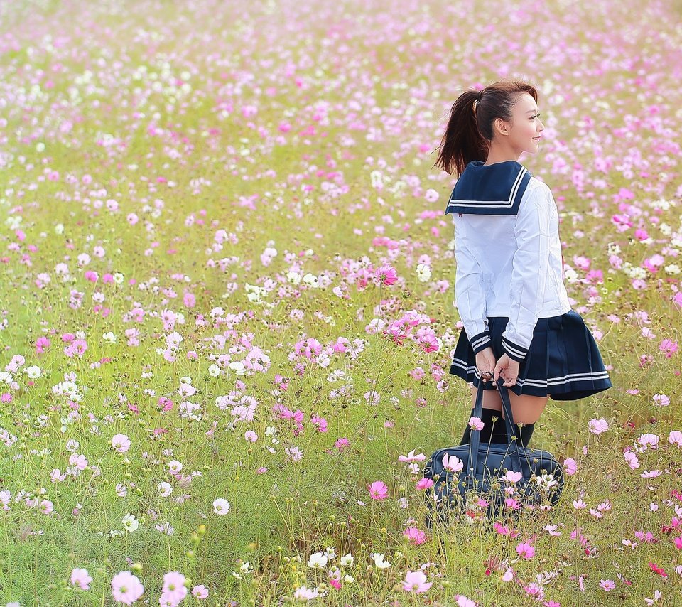 Обои цветы, девушка, поле, лето, форма, сумка, flowers, girl, field, summer, form, bag разрешение 2048x1365 Загрузить