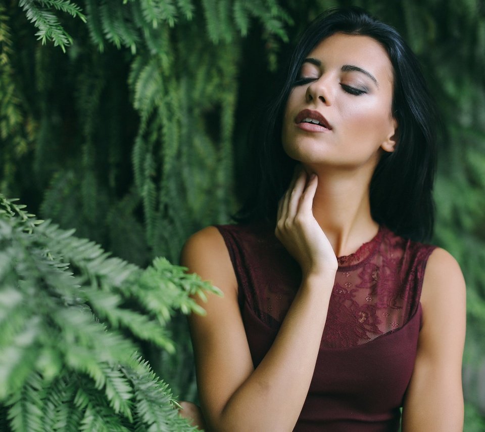 Обои зелень, девушка, брюнетка, ветки, листва, топ, блузка, greens, girl, brunette, branches, foliage, top, blouse разрешение 2048x1366 Загрузить