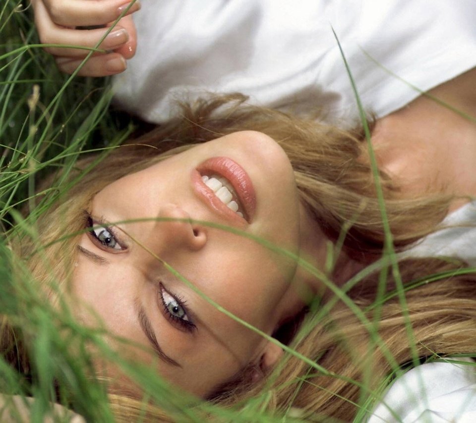 Обои трава, блондинка, улыбка, взгляд, grass, blonde, smile, look разрешение 2560x1600 Загрузить