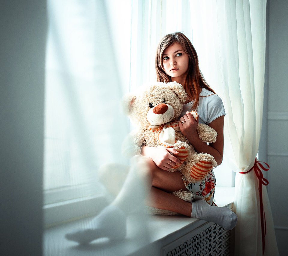 Обои девушка, настроение, медведь, игрушка, окно, плюшевый мишка, girl, mood, bear, toy, window, teddy bear разрешение 2000x1125 Загрузить