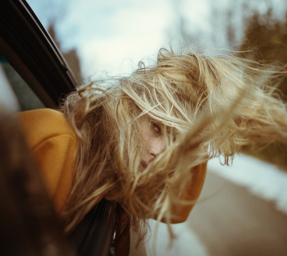 Обои девушка, блондинка, авто, модель, волосы, ветер, girl, blonde, auto, model, hair, the wind разрешение 2048x1365 Загрузить