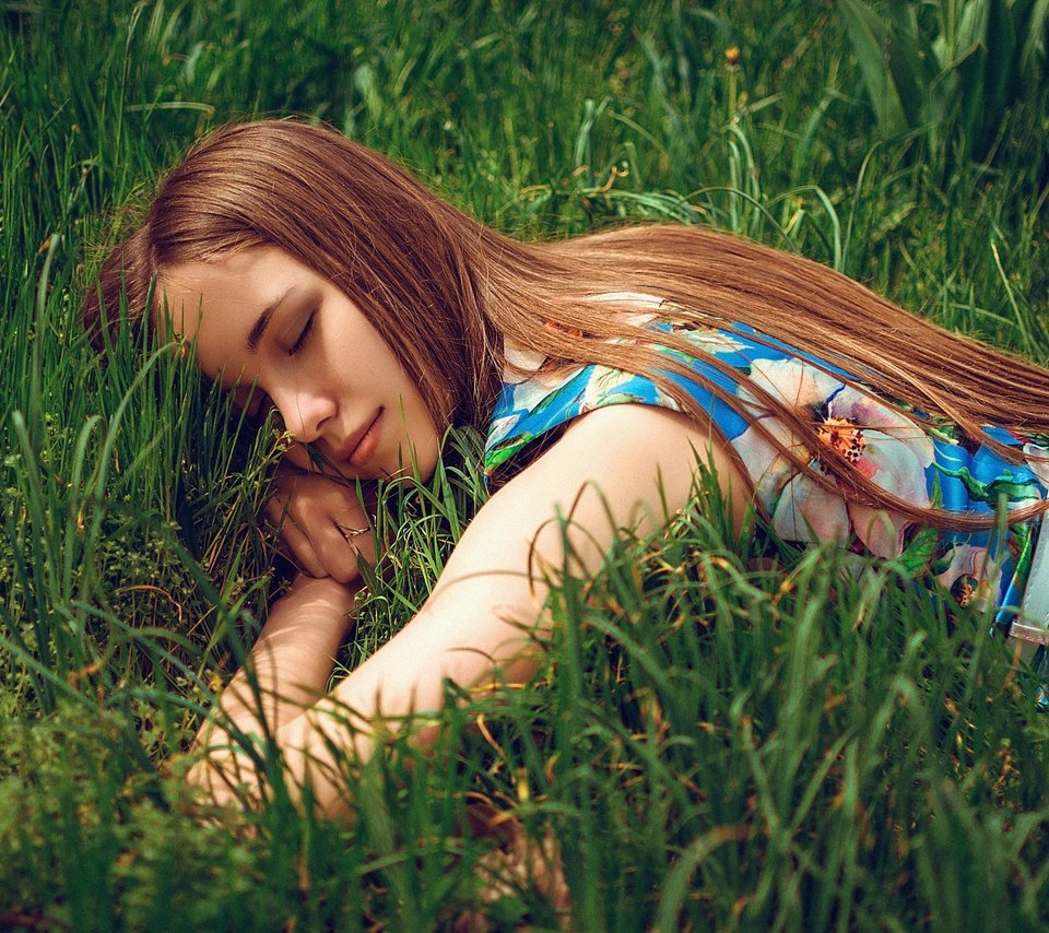 Обои трава, девушка, платье, брюнетка, закрытые глаза, grass, girl, dress, brunette, closed eyes разрешение 2048x1356 Загрузить