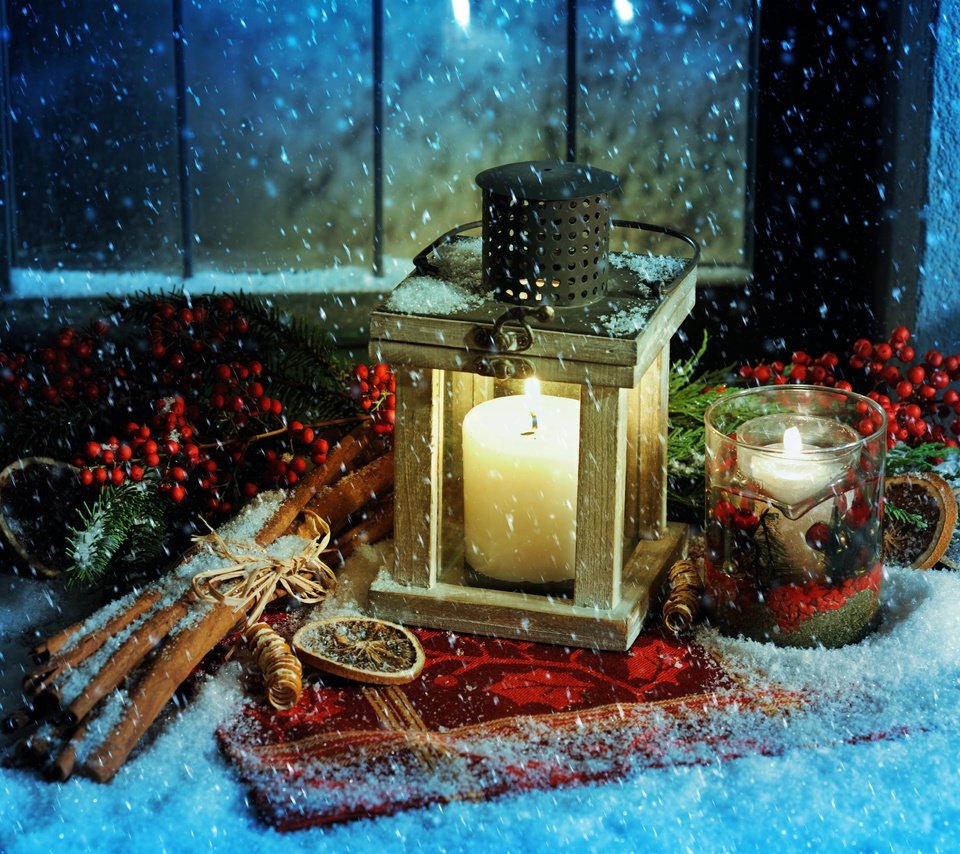 Обои снег, свечи, новый год, корица, фонарь, ягоды, рождество, snow, candles, new year, cinnamon, lantern, berries, christmas разрешение 6016x4327 Загрузить