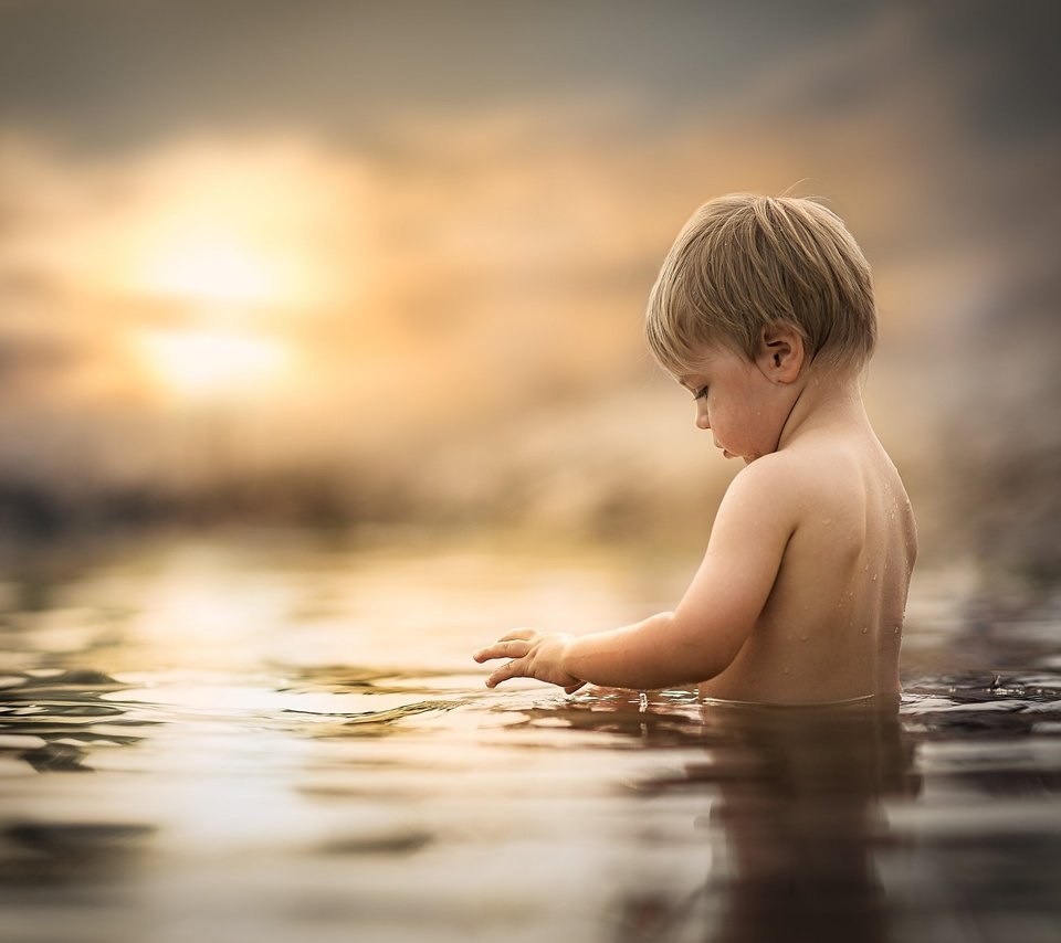 Обои вода, солнце, закат, маленький, дети, ребенок, мальчик, water, the sun, sunset, small, children, child, boy разрешение 2048x1365 Загрузить