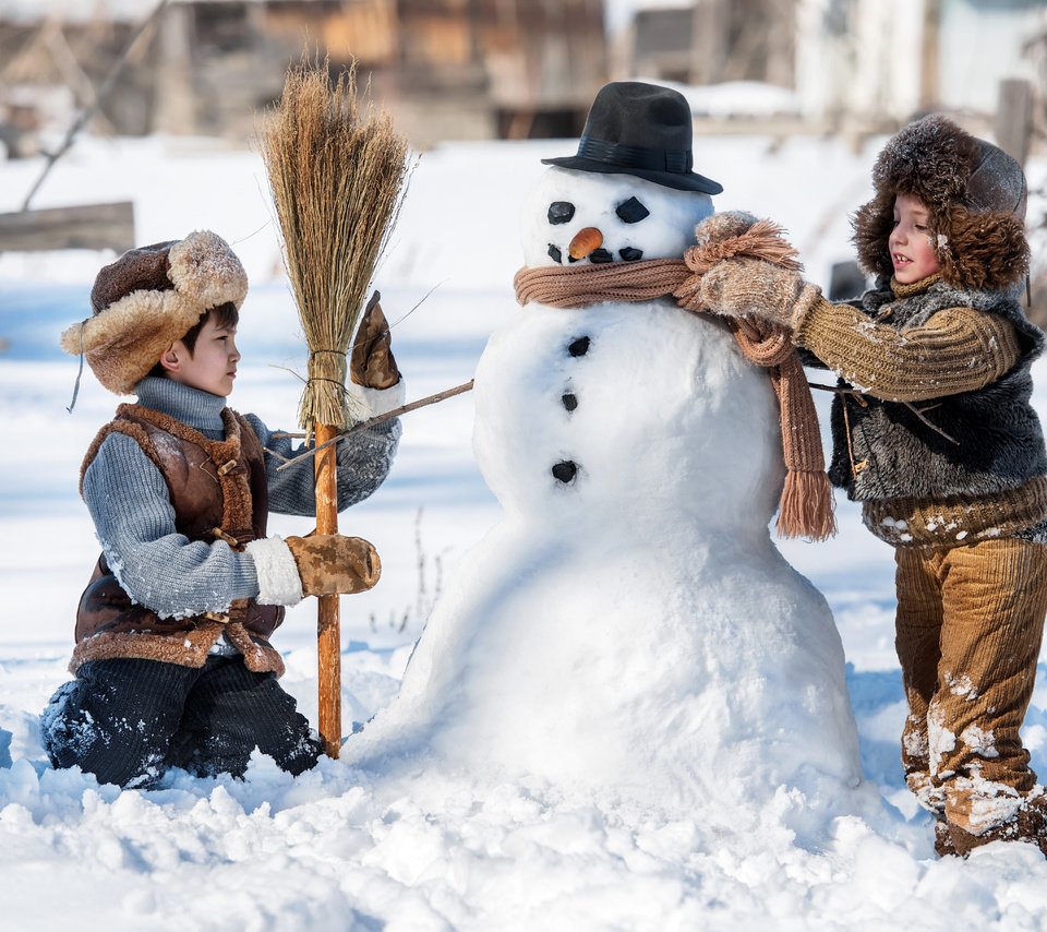 Обои снег, зима, дети, снеговик, мальчики, snow, winter, children, snowman, boys разрешение 7360x4912 Загрузить