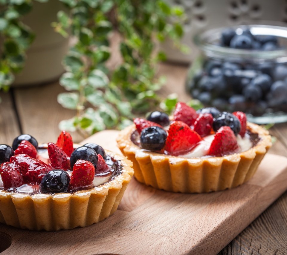 Обои клубника, сладенько, ягоды, тарт, лесные ягоды, крем, черника, сладкое, корзинка, десерт, тарталетка, аппетитная, delicious, strawberry, berries, tart, cream, blueberries, sweet, basket, dessert, tartlet разрешение 5341x3561 Загрузить
