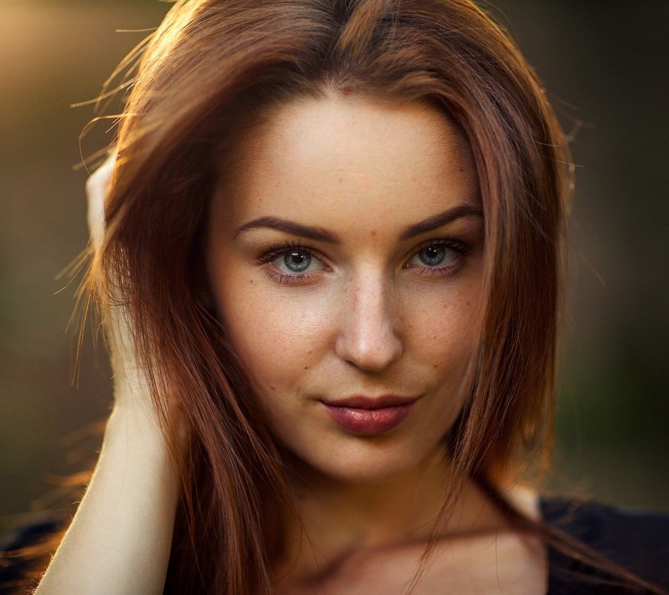 Обои свет, девушка, портрет, взгляд, волосы, лицо, eikonas, light, girl, portrait, look, hair, face разрешение 2048x1366 Загрузить