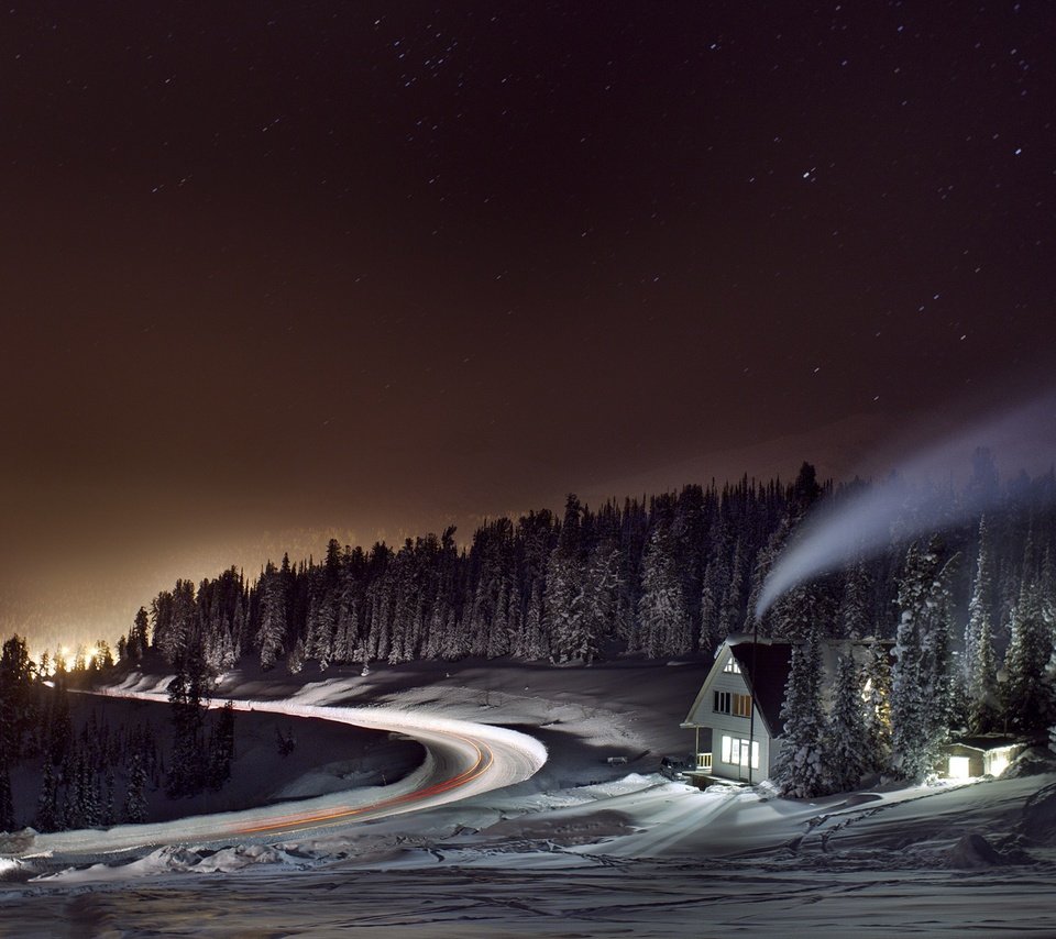 Обои свет, дорога, ночь, деревья, лес, зима, дым, дом, light, road, night, trees, forest, winter, smoke, house разрешение 1920x1280 Загрузить