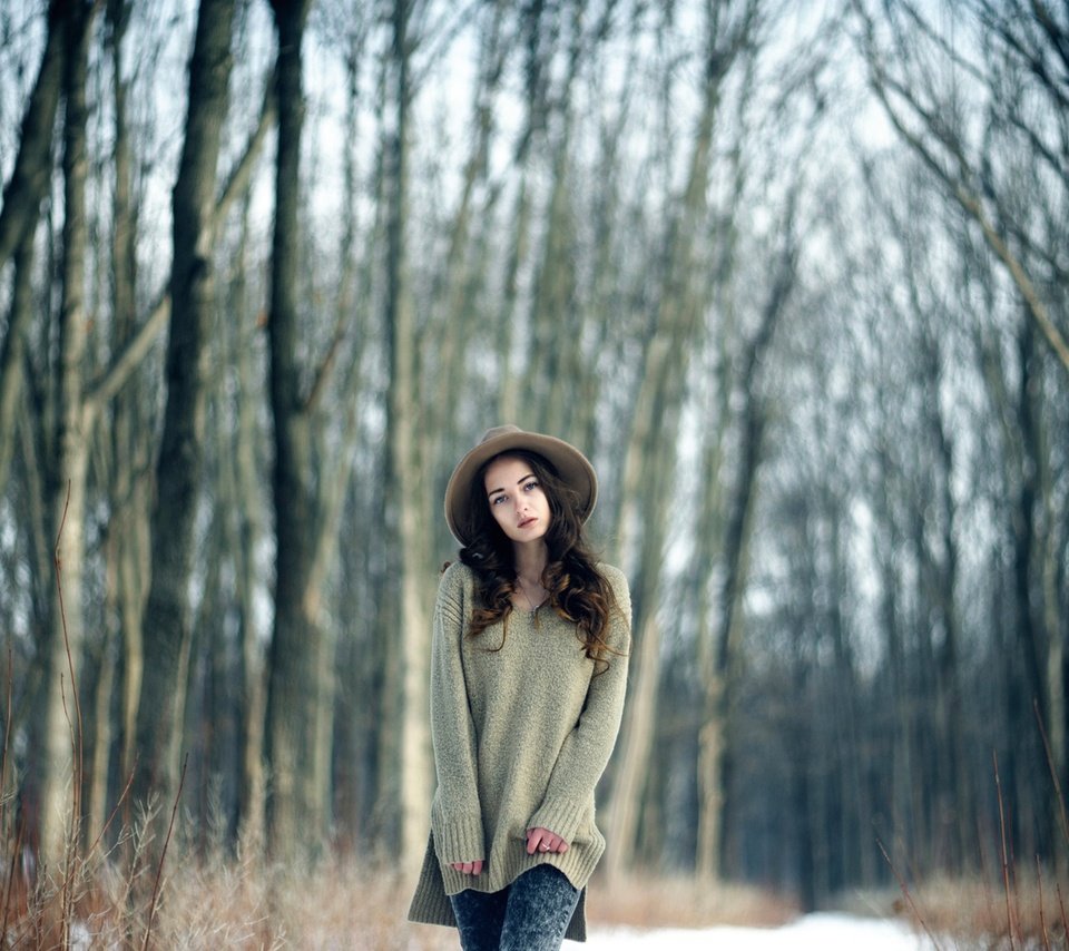 Обои лес, девушка, взгляд, волосы, лицо, шляпа, свитер, forest, girl, look, hair, face, hat, sweater разрешение 1920x1253 Загрузить