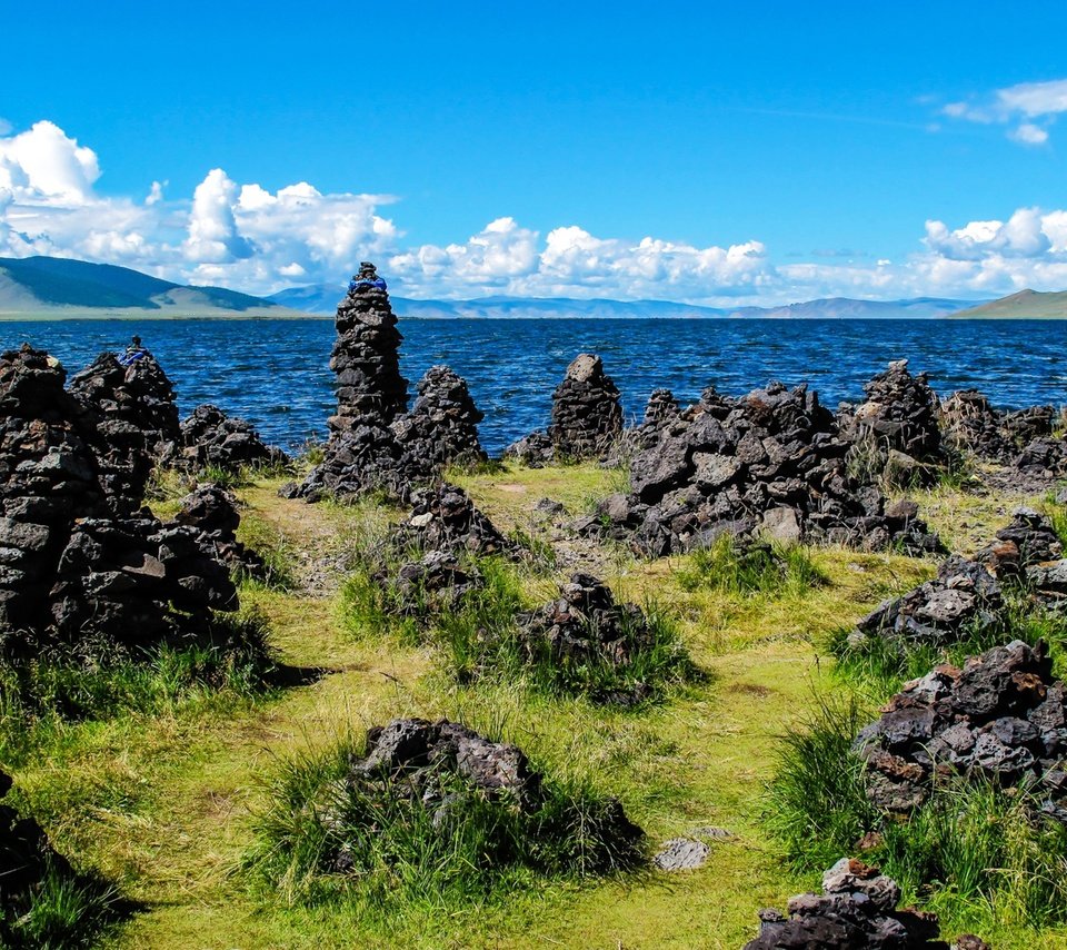 Обои небо, озеро, камни, монголия, the sky, lake, stones, mongolia разрешение 1920x1279 Загрузить