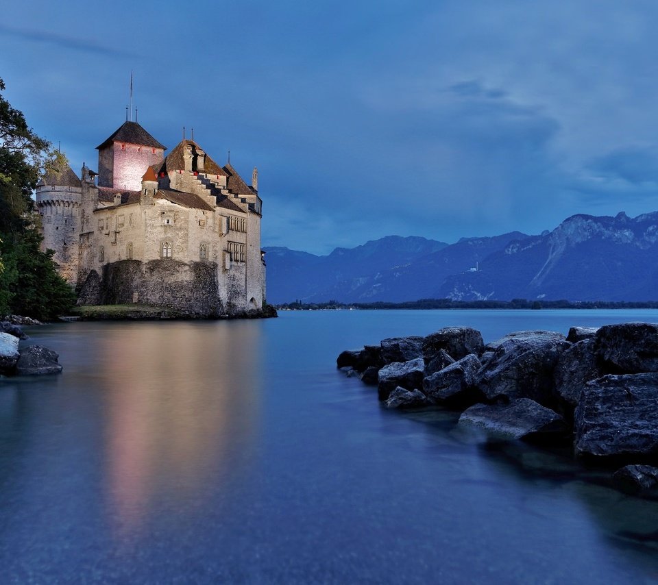 Обои ночь, огни, вода, замок, швейцария, шильонский замок, night, lights, water, castle, switzerland, chillon castle разрешение 2048x1152 Загрузить