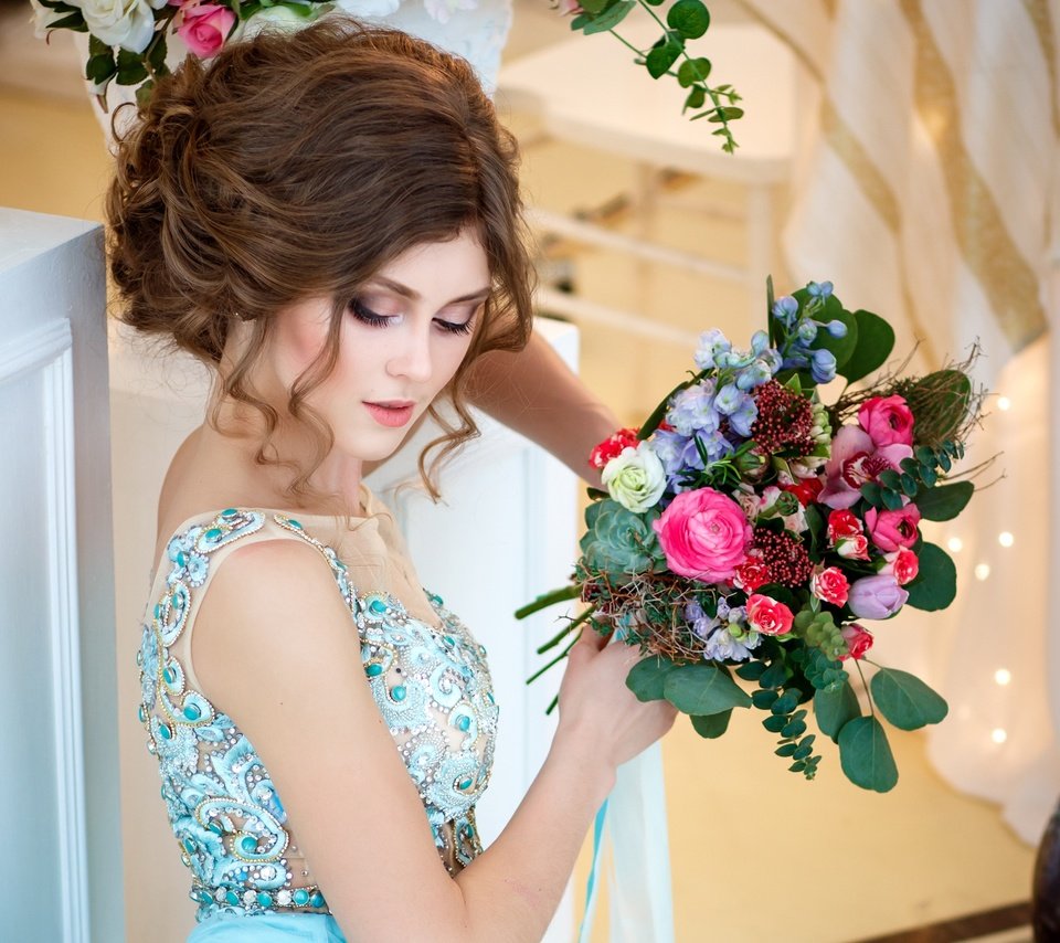 Обои цветы, девушка, платье, букет, макияж, прическа, шатенка, flowers, girl, dress, bouquet, makeup, hairstyle, brown hair разрешение 3000x2000 Загрузить