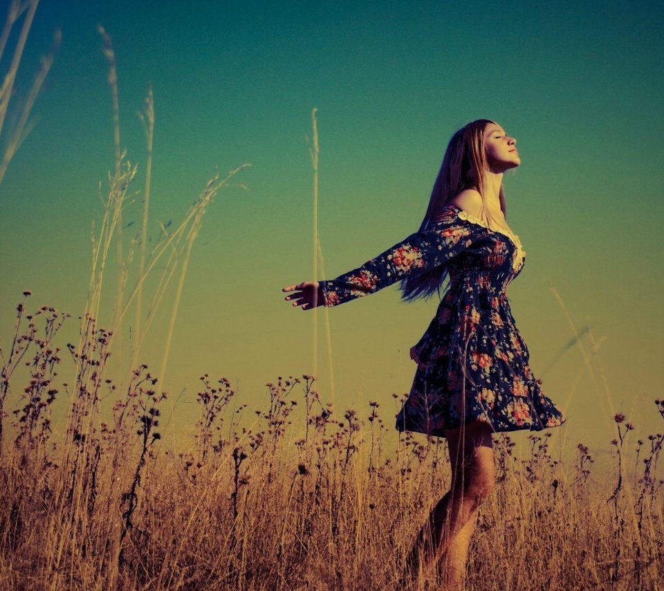 Обои трава, платье, блондинка, поле, модель, свобода, grass, dress, blonde, field, model, freedom разрешение 1920x1080 Загрузить