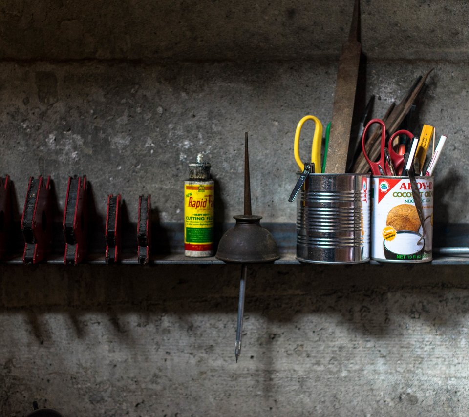 Обои стена, строительство, инструменты, гараж, полка, roman pohorecki, wall, construction, tools, garage, shelf разрешение 5923x3954 Загрузить