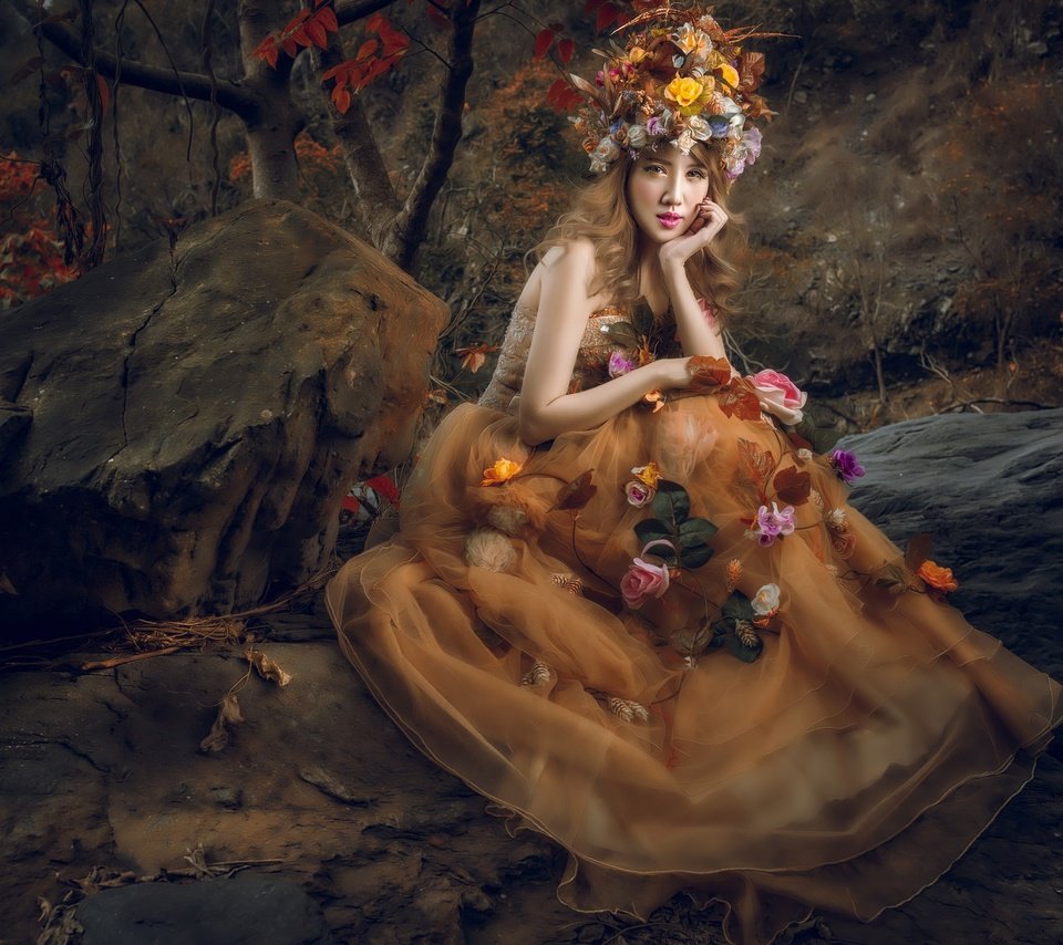 Обои цветы, река, девушка, платье, взгляд, волосы, венок, flowers, river, girl, dress, look, hair, wreath разрешение 2048x1365 Загрузить