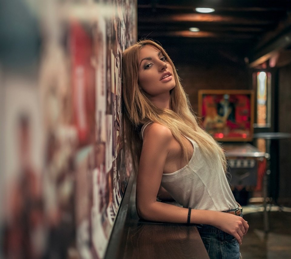 Обои девушка, блондинка, портрет, взгляд, волосы, майка, girl, blonde, portrait, look, hair, mike разрешение 2048x1365 Загрузить