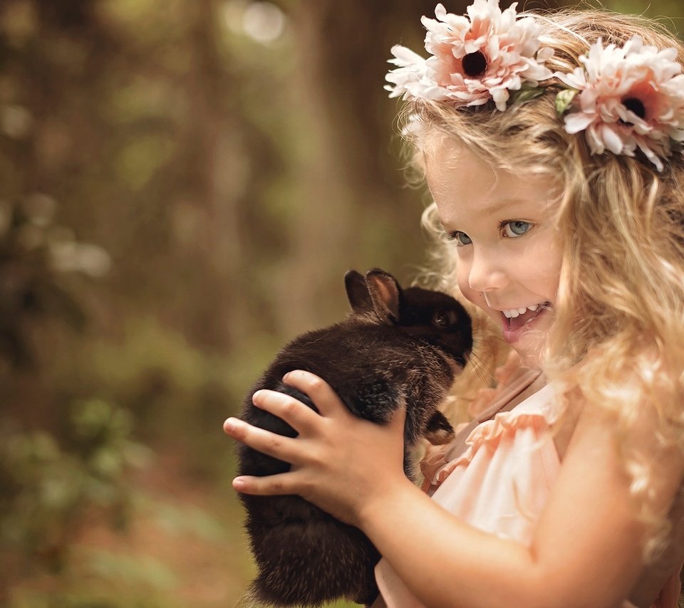 Обои ребенок, цветы, кролик, природа, животное, улыбка, дети, локоны, радость, венок, девочка, волосы, лицо, child, flowers, rabbit, nature, animal, smile, children, curls, joy, wreath, girl, hair, face разрешение 2048x1368 Загрузить