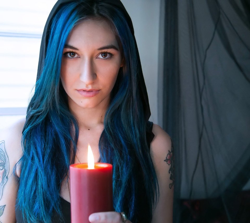 Обои девушка, модель, татуировка, свеча, синие волосы, moon, girl, model, tattoo, candle, blue hair разрешение 3960x2640 Загрузить