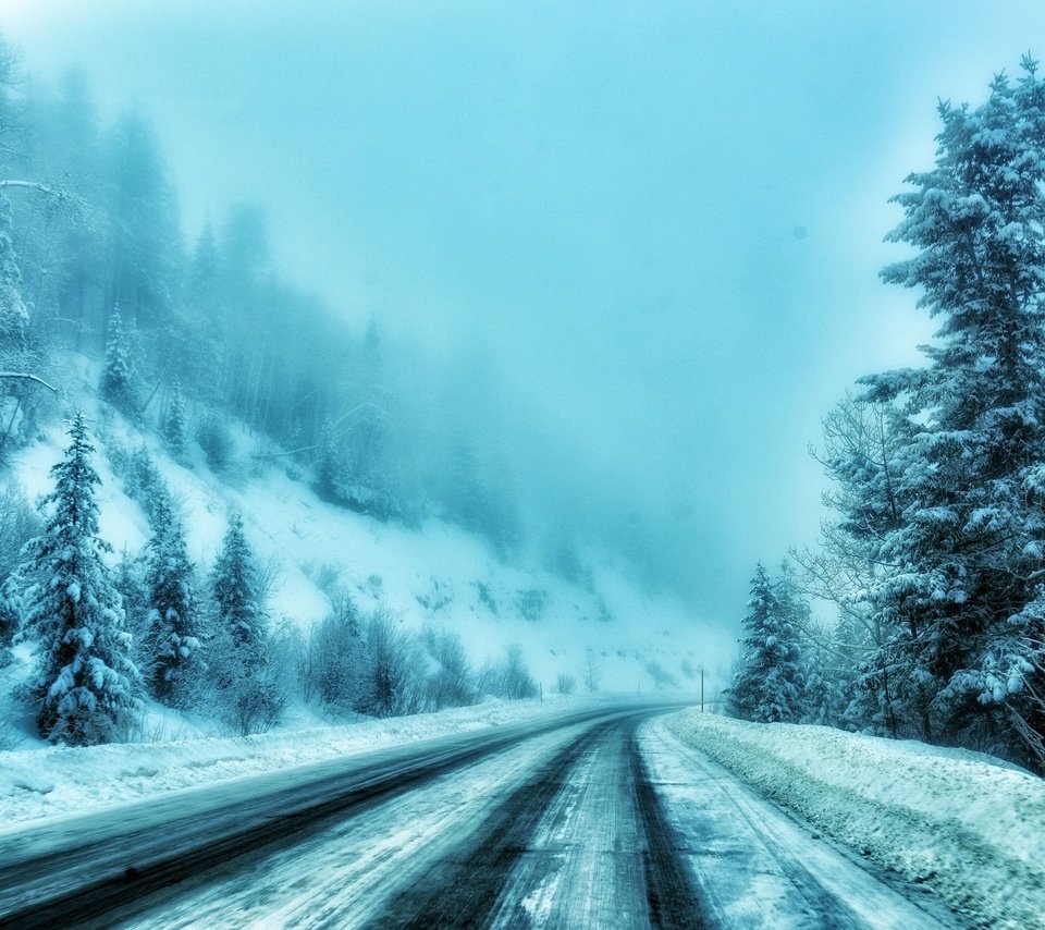 Обои дорога, деревья, снег, зима, туман, road, trees, snow, winter, fog разрешение 2047x1342 Загрузить