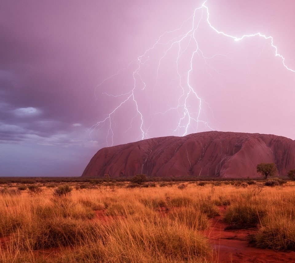 Обои небо, облака, тучи, молния, гора, молнии, австралия, улуру, the sky, clouds, lightning, mountain, zipper, australia, uluru разрешение 2499x1525 Загрузить