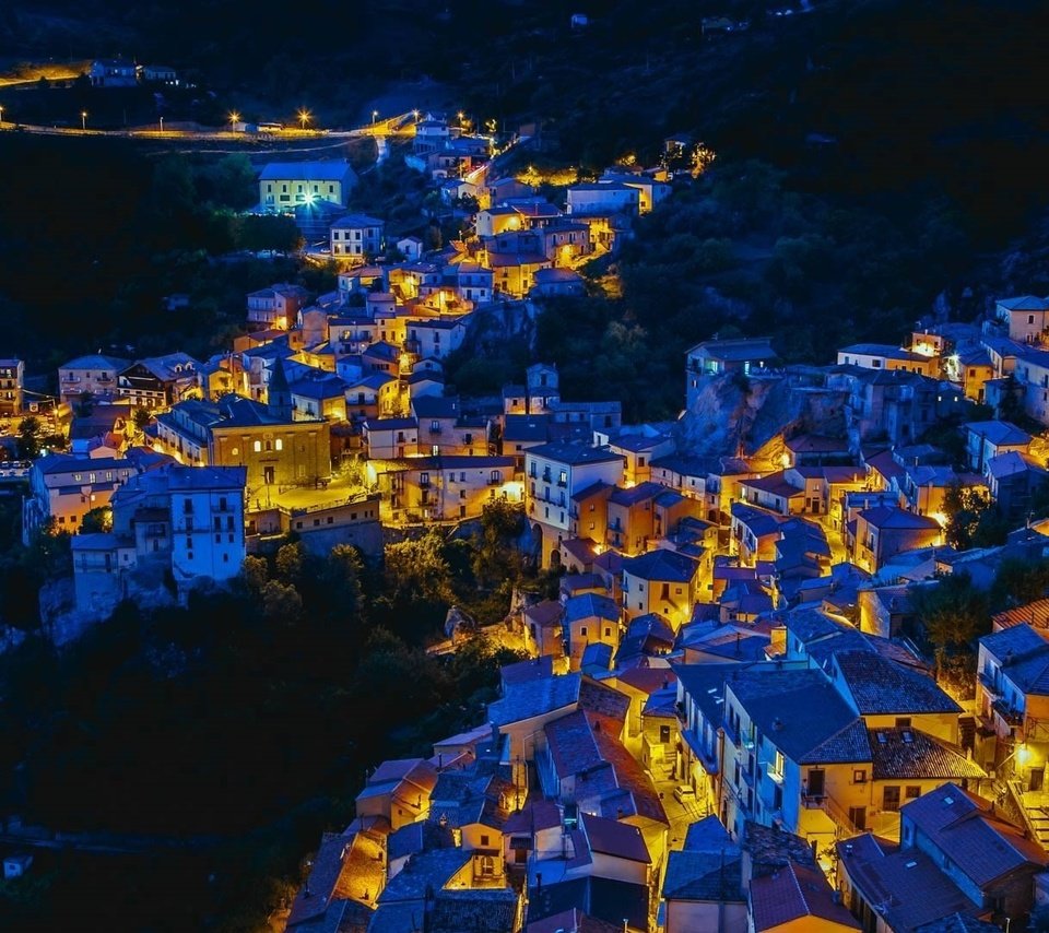 Обои ночь, огни, город, дома, италия, castelmezzano, night, lights, the city, home, italy разрешение 1920x1080 Загрузить