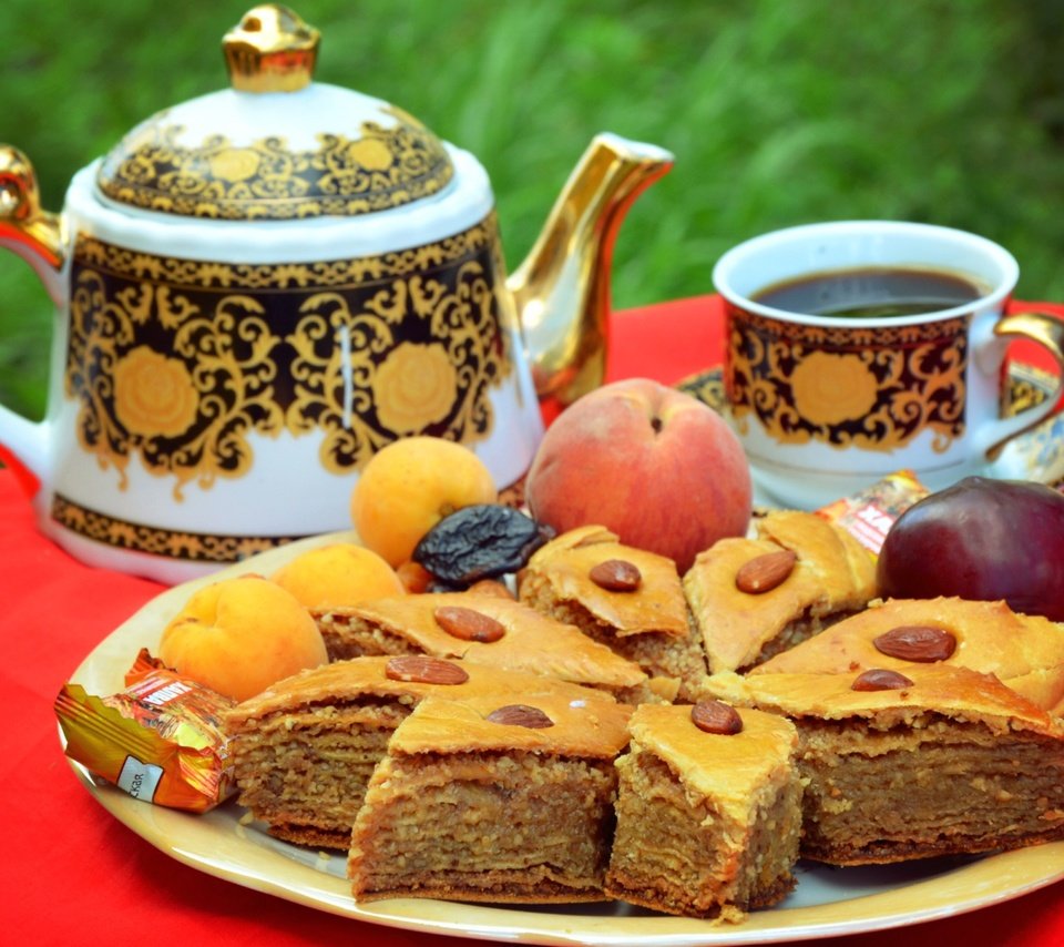 Обои орехи, фрукты, сладости, чай, выпечка, пирог, пахлава, nuts, fruit, sweets, tea, cakes, pie, baklava разрешение 1920x1279 Загрузить