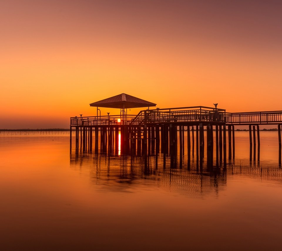 Обои озеро, закат, море, горизонт, пирс, беседка, зарево, lake, sunset, sea, horizon, pierce, gazebo, glow разрешение 2048x1234 Загрузить