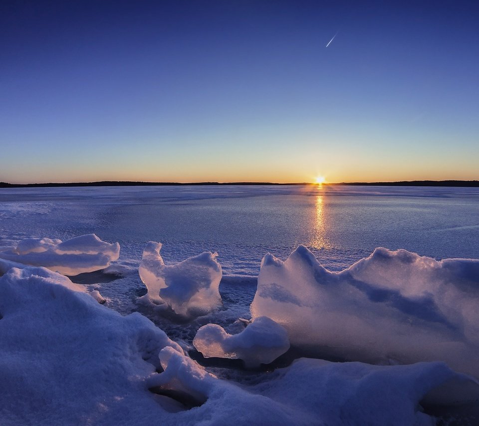 Обои небо, озеро, закат, зима, горизонт, лёд, финляндия, lake karijärvi, the sky, lake, sunset, winter, horizon, ice, finland разрешение 2048x1152 Загрузить