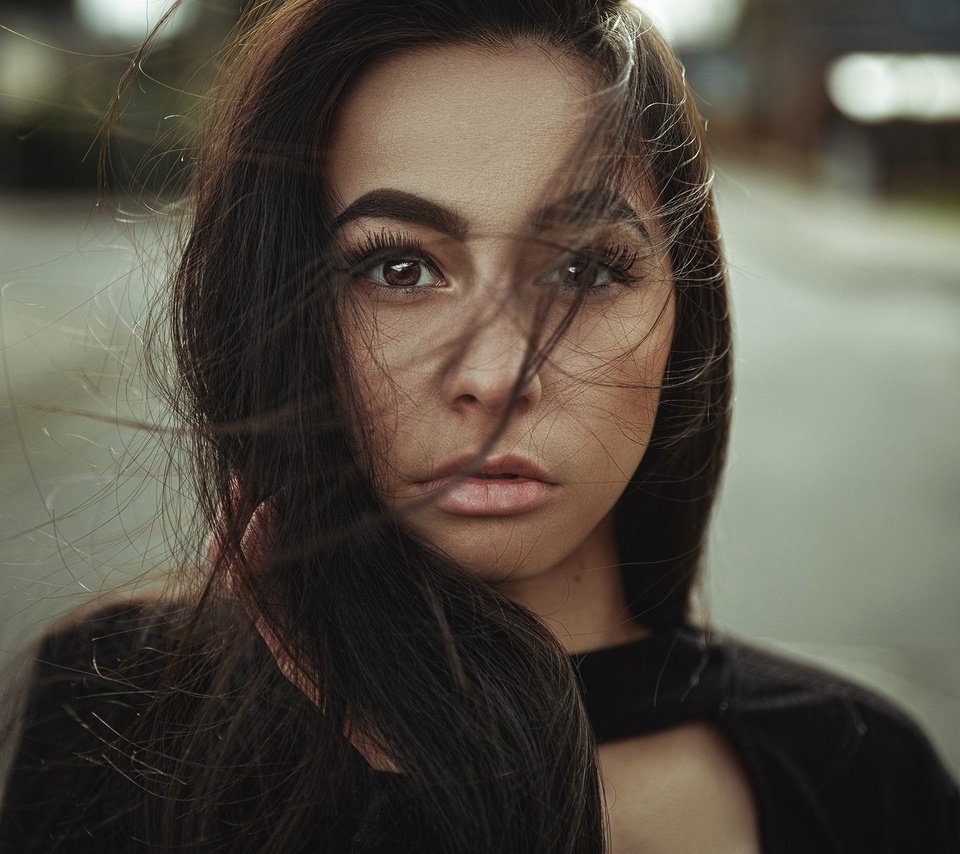 Обои девушка, портрет, модель, волосы, губы, лицо, ветер, girl, portrait, model, hair, lips, face, the wind разрешение 1920x1280 Загрузить