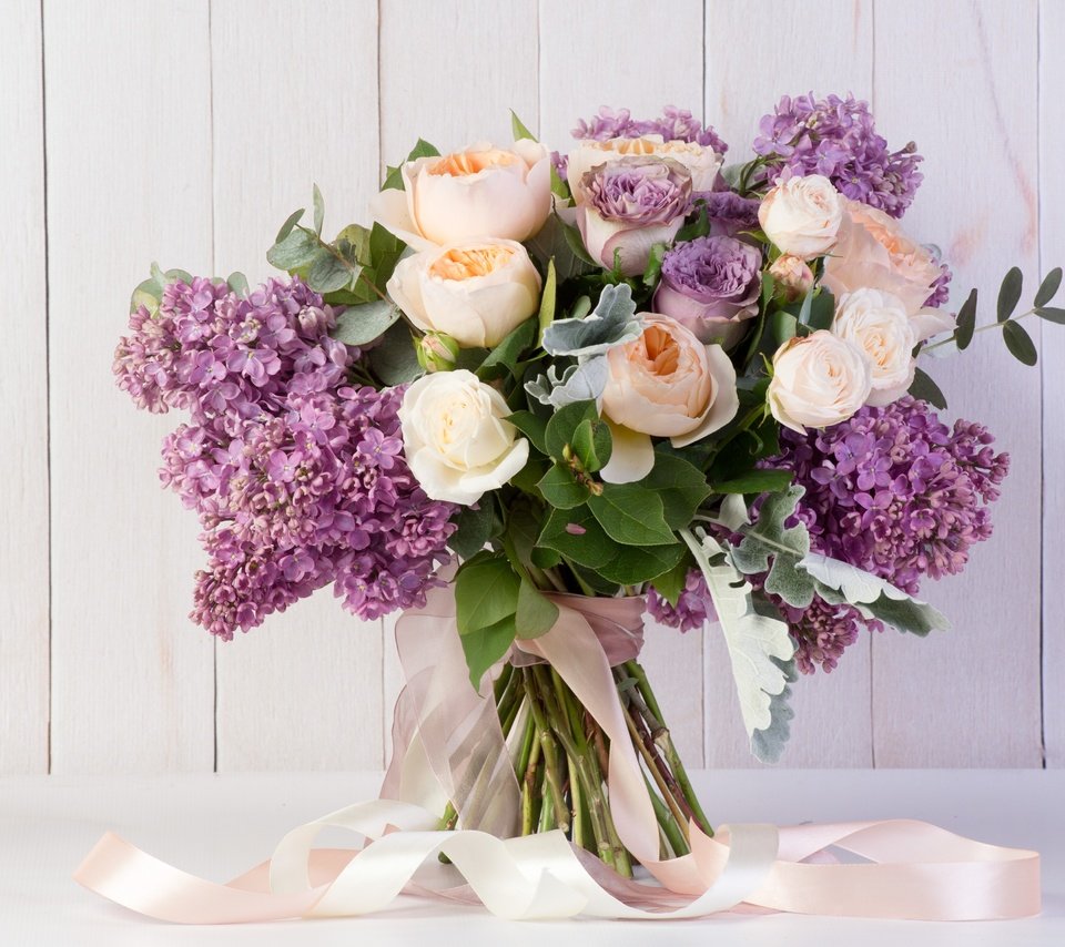 Обои цветы, розы, букет, лента, сирень, flowers, roses, bouquet, tape, lilac разрешение 4061x2703 Загрузить